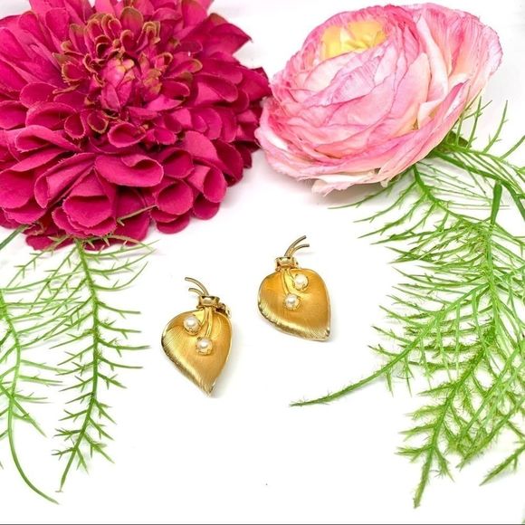 VINTAGE⚜️12K GOLD FILLED & Cultured Pearl Petal Clip Earrings - Picture 5 of 11